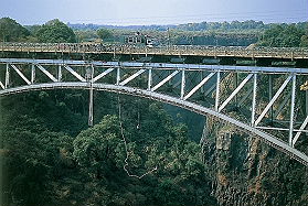 Exp&eacute;dition en Afrique - Aventure Sauvage en Afrique Australe - Afrique du Sud, Namibie, Botswana, Chutes Victoria, Zimbabwe, safari en cano&eacute; sur l'Orange River et ascension des dunes de Sossusvlei - Safaris dans les r&eacute;serves d'Etosha, Chobe, Delta de l'Okavango, Hwange - voyage safari d'aventure en camping sous tente et en camion 4x4 - Absolu Voyages